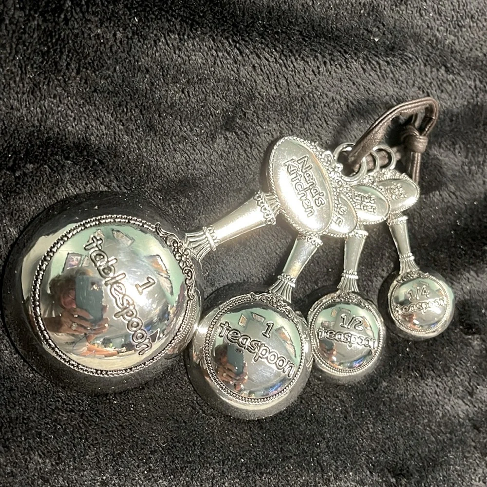 BNIB GANZ STUDIO 101 4-PIECE SILVER TONE MEASURING SPOONS “NANA’S KITCHEN” SET